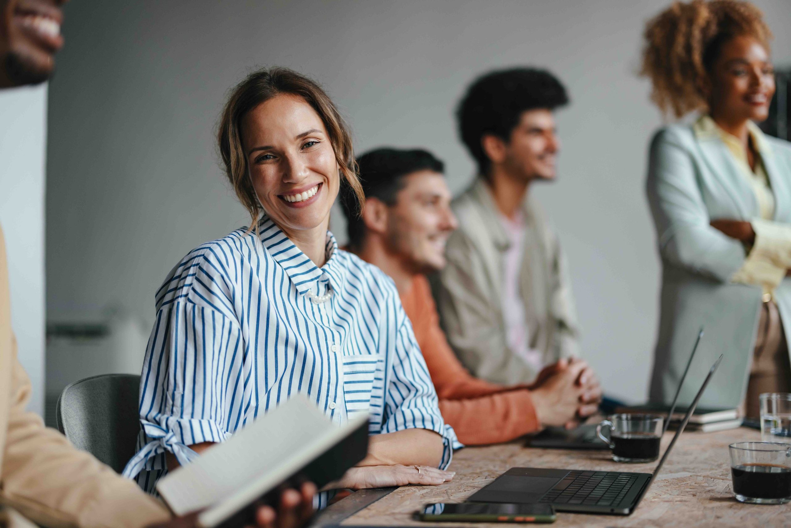 Vrouw lachend achter laptop
